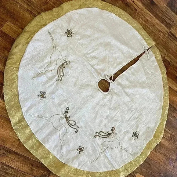 Vintage Christmas Tree Skirt Gold & Cream Reindeers - Picture 4 of 7